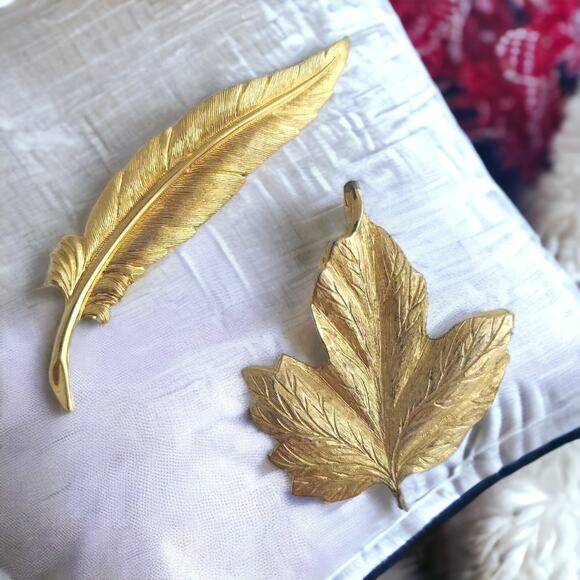 MONET Pin Lot of 2 Feather & Maple Leaf Brooch Textured Gold Tone Vintage Estate - Picture 1 of 10